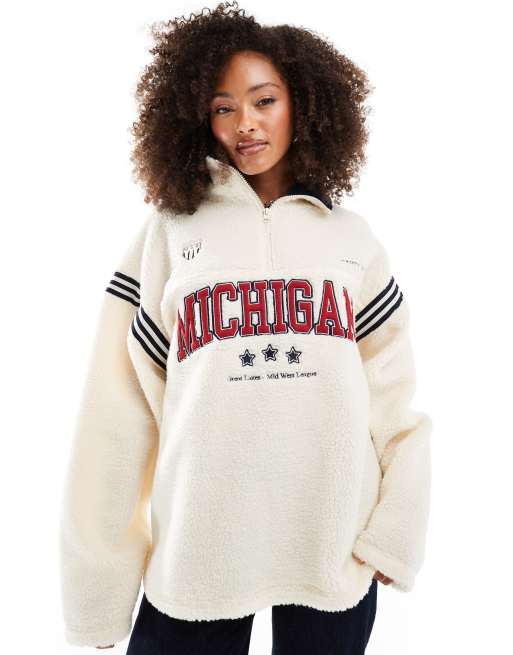 ASOS DESIGN– Kremowa bluza ze sztucznego kożuszka, z zamkiem pod szyją i grafiką z napisem „Michigan