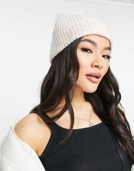 ASOS DESIGN – Kremowa czapka beanie z prążkowanej dzianiny z pomponem ze sztucznego futerka