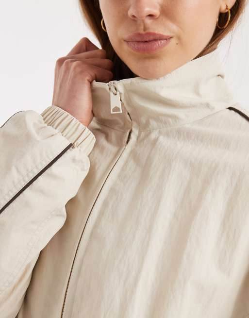 ASOS DESIGN – Kremowa kurtka dresowa oversize z brązowymi wypustkami, 2 z 4