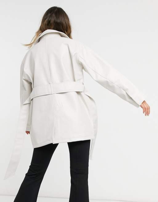 ASOS DESIGN – Kremowa kurtka oversize z imitacji skóry z ozdobnymi kieszeniami, 2 z 4
