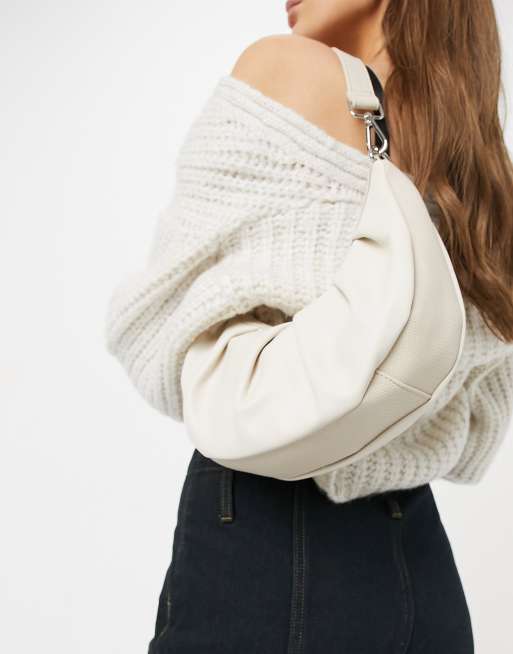 ASOS DESIGN – Kremowa marszczona torebka na ramię w kształcie rogalika ze wstawką imitującą skórę jaszczurki