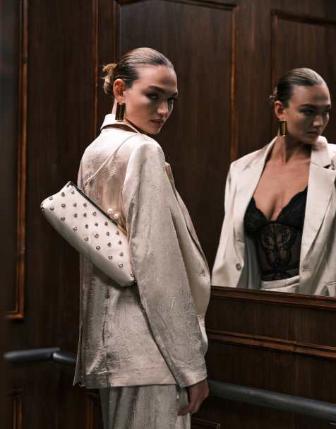 ASOS DESIGN – Kremowa podłużna kopertówka z ramą zdobiona ćwiekami - view 1