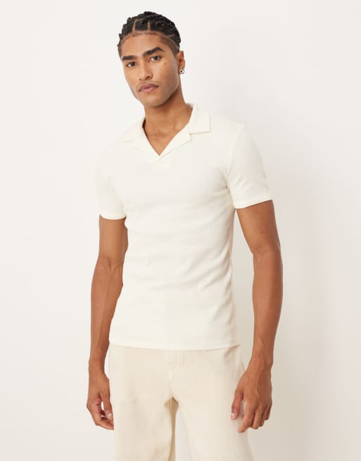 ASOS DESIGN – Kremowa prążkowana koszulka polo o kroju podkreślającym sylwetkę z kołnierzykiem kubańskim
