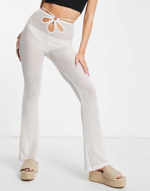 ASOS DESIGN – Kremowe prześwitujące szydełkowe spodnie dzwony z ozdobnym kółkiem