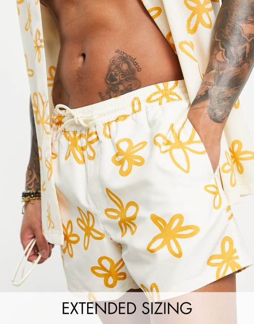 ASOS DESIGN – Kremowe szorty kąpielowe o skróconej długości w kwiatowy wzór, część zestawu