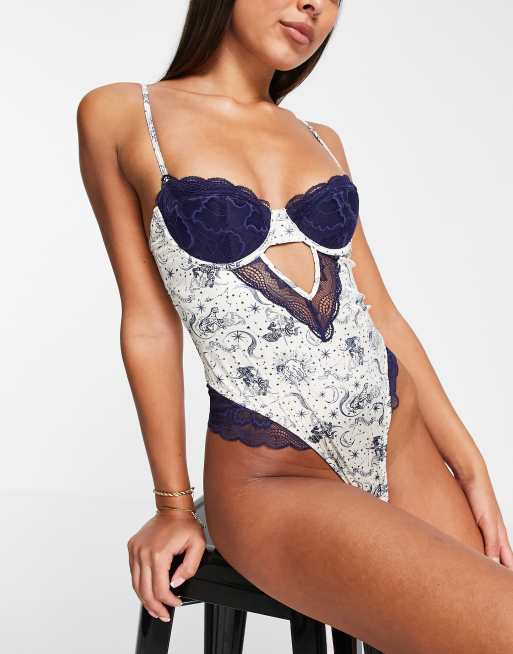 ASOS DESIGN – Kremowo-niebieskie satynowe body z fiszbinami w gwieździsty wzór