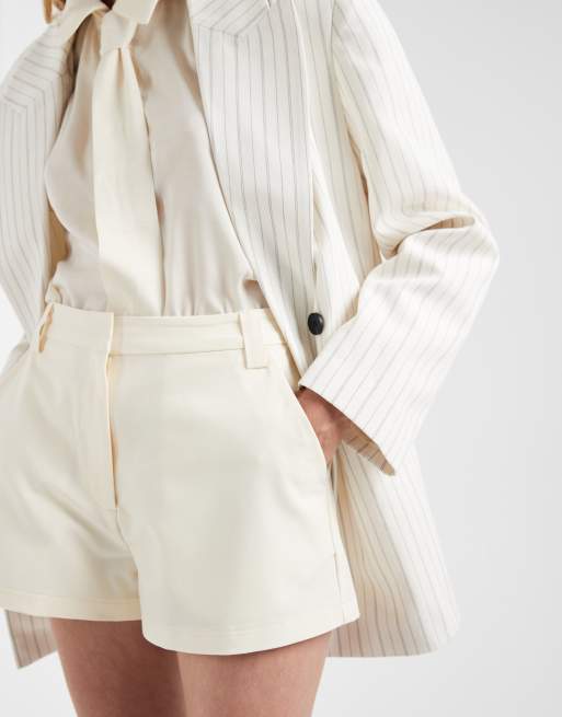 ASOS DESIGN – Kremowożółte eleganckie bardzo krótkie szorty, 3 z 5