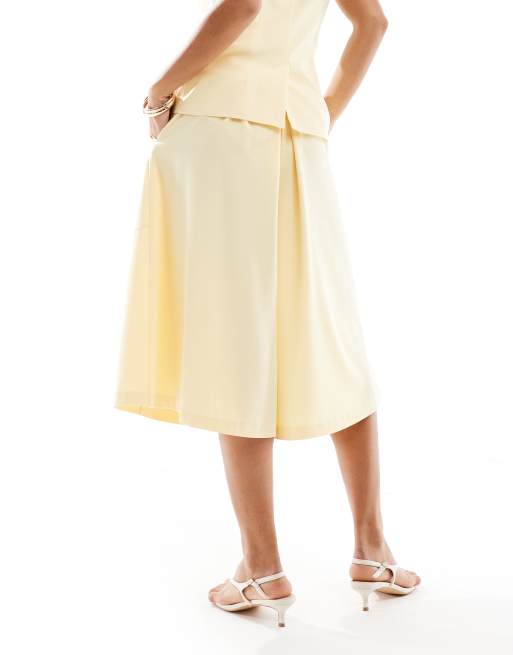 ASOS DESIGN – Kremowożółte eleganckie szorty bermudy z szerokimi nogawkami, 3 z 5