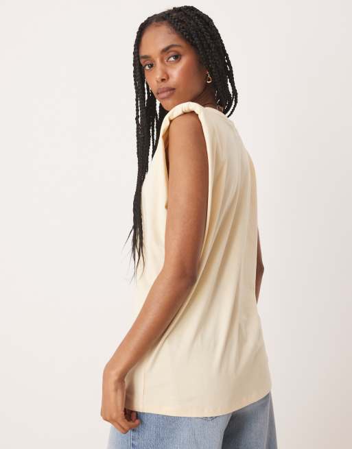 ASOS DESIGN – Kremowożółty top bez rękawów z poduszkami na ramionach, 4 z 4