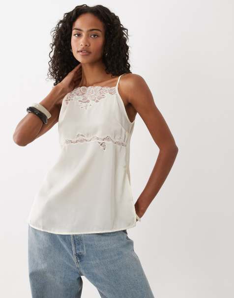 ASOS DESIGN – Kremowy asymetryczny top na ramiączkach z zabudowanym dekoltem, koronkowym wykończeniem i rozcięciami po bokach - view 1