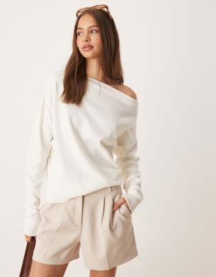 ASOS DESIGN – Kremowy dzianinowy top o bardzo luźnym kroju z odsłoniętym ramieniem