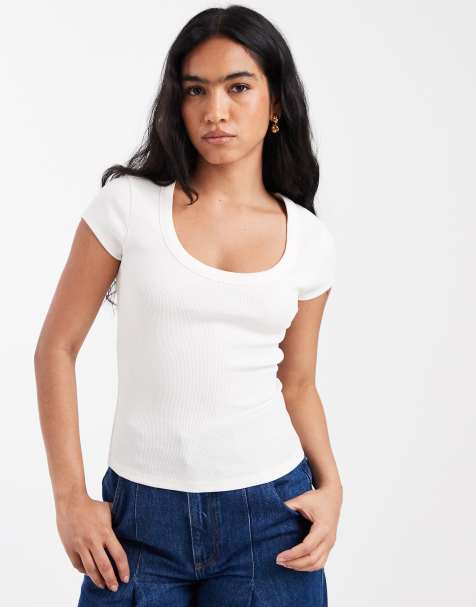 ASOS DESIGN – Kremowy krótki T-shirt z dekoltem w szpic - view 1