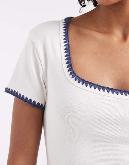 ASOS DESIGN – Kremowy obcisły T-shirt z kontrastowym obszyciem, 2 z 4