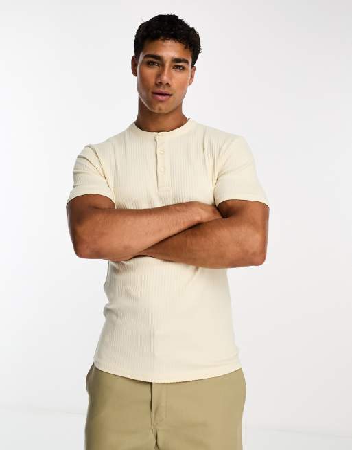 ASOS DESIGN – Kremowy prążkowany T-shirt typu henley o kroju podkreślającym sylwetkę