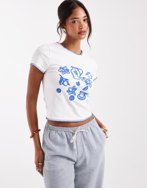 ASOS DESIGN – Kremowy przylegający i krótki T-shirt z wyhaftowaną grafiką z motywem kwiatów