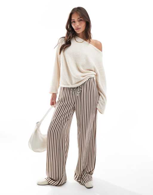 ASOS DESIGN – Kremowy puszysty sweter z odsłoniętym ramieniem, 3 z 4