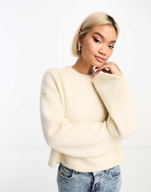 ASOS DESIGN – Kremowy sweter z okrągłym dekoltem i szerokimi mankietami z rozcięciami z dodatkiem wełny z alpaki