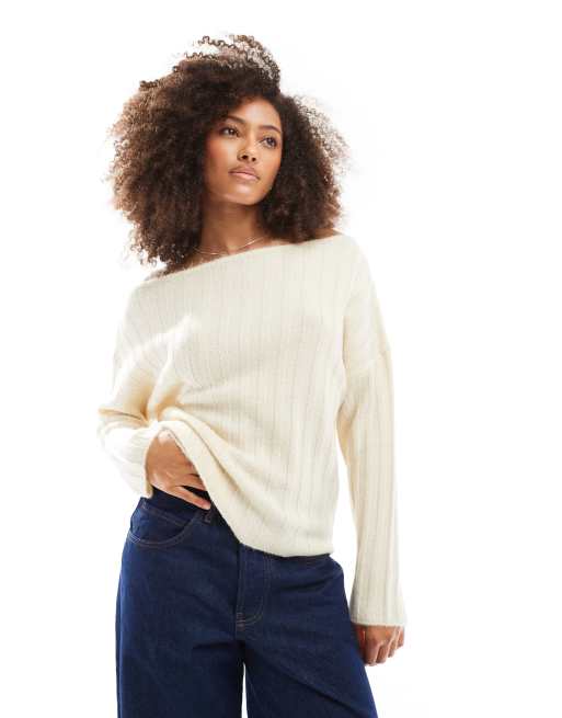 ASOS DESIGN – Kremowy sweter z prążkowanej dzianiny o bardzo luźnym kroju z odsłoniętym ramieniem