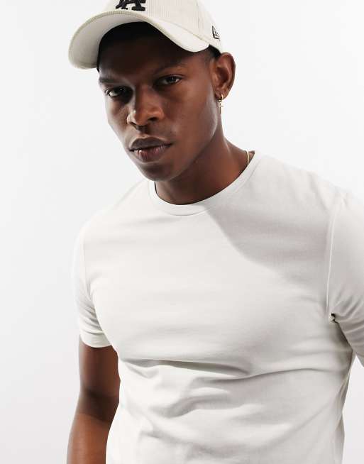 ASOS DESIGN – Kremowy T-shirt o kroju podkreślającym sylwetkę z okrągłym dekoltem