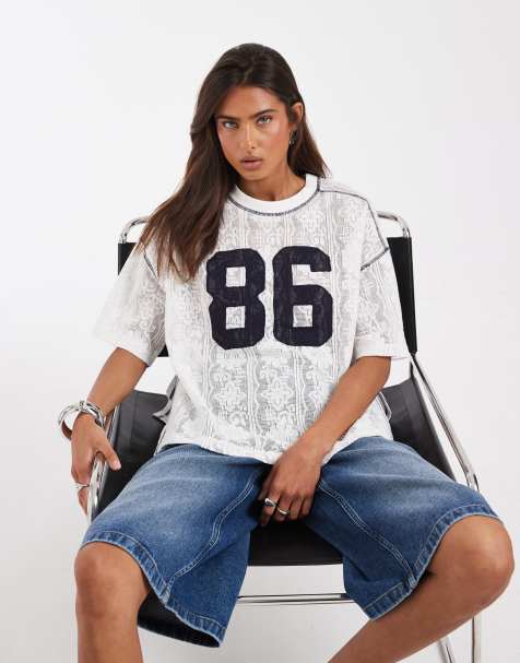 ASOS DESIGN – Kremowy T-shirt oversize z szydełkowanej koronki ze sportową grafiką z numerem - view 1