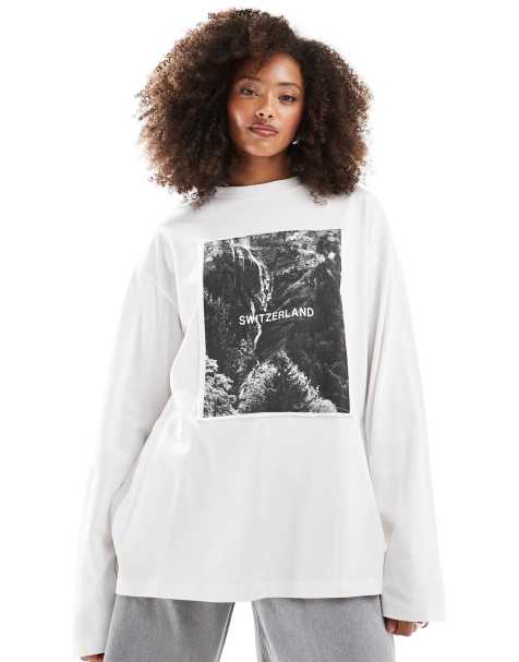 ASOS DESIGN – Kremowy top skater z długim rękawem i patchworkową grafiką z napisem „Swiss” - view 1