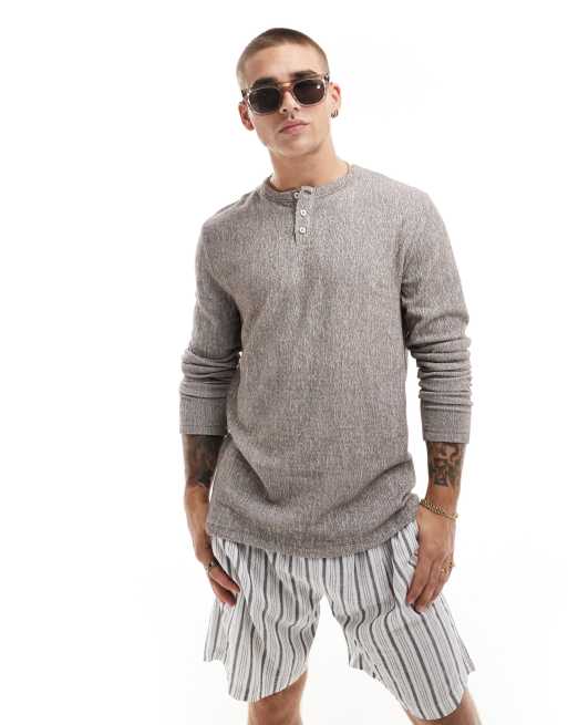 ASOS DESIGN – Krinklad långärmad t-shirt i standardlängd med farfarsringning