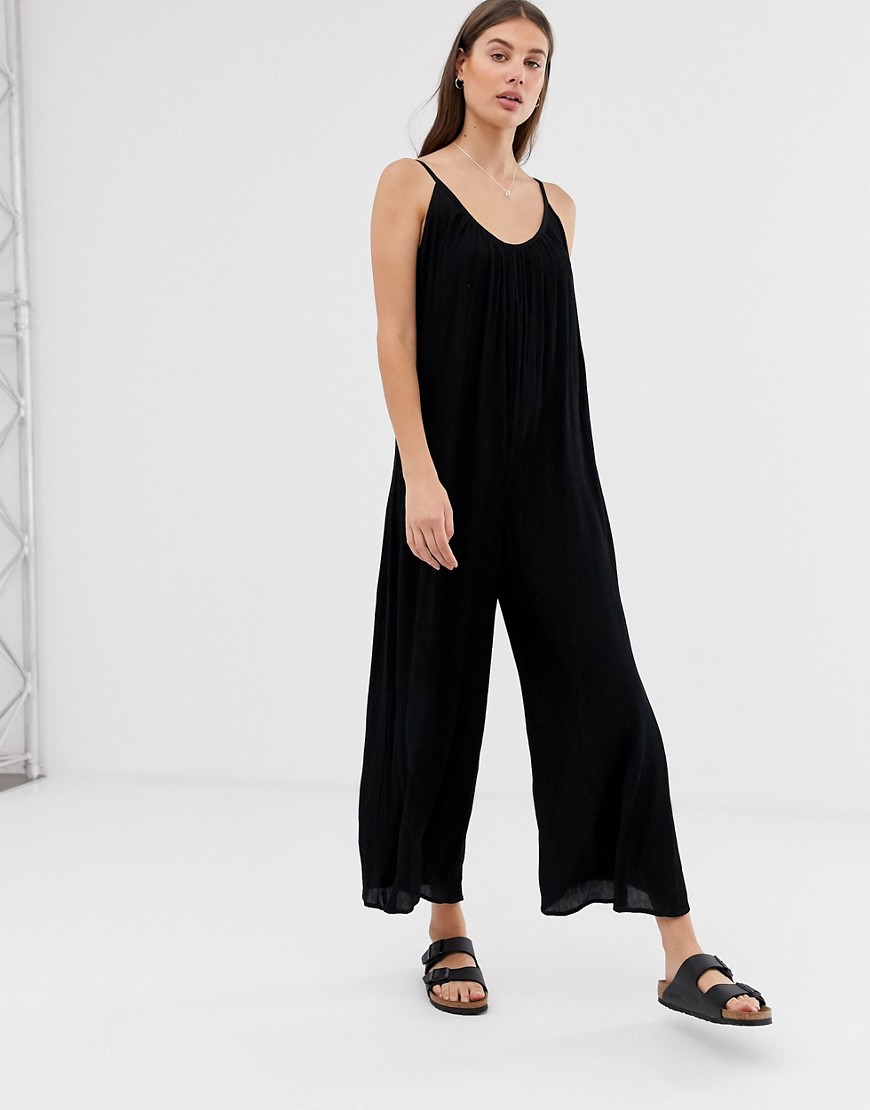 ASOS DESIGN – Krinklad minimalistisk jumpsuit med smala axelband-Svart