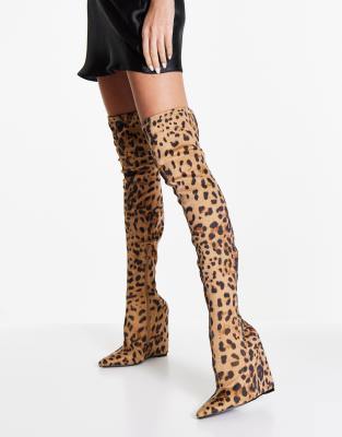 ASOS DESIGN Krissy Overknee Stiefel mit hohem Keilabsatz und Leopardenmuster ASOS