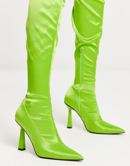 ASOS DESIGN Krista Eng anliegende Satin Stiefel in Grun mit Absatz