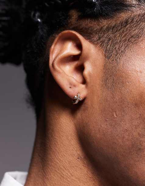 ASOS DESIGN - Kristallen huggie oorbellen met kruis in goudkleur - view 1