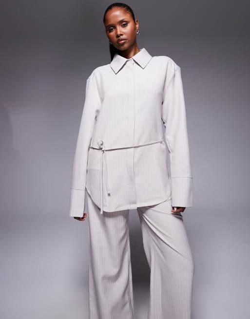 ASOS DESIGN – Kritstrecksrandig skjorta med axelvaddar och markerad midja