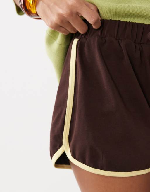 ASOS DESIGN - Kærnemælksfarvede og chokoladebrune løbeshorts med kontrasterende kanter, 4 af 5