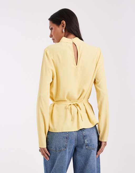ASOS DESIGN - Kærnemælksfarvet bluse med vandfaldsudskæring og bindebånd i taljen, 4 af 4