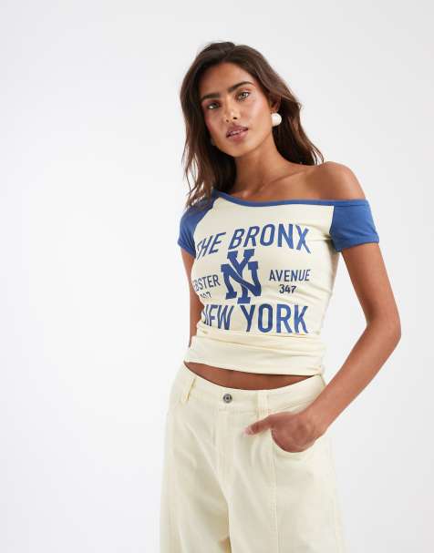 ASOS DESIGN - Kærnemælksfarvet og blå figursyet offshoulder-T-shirt med 'New York'-grafik - view 1