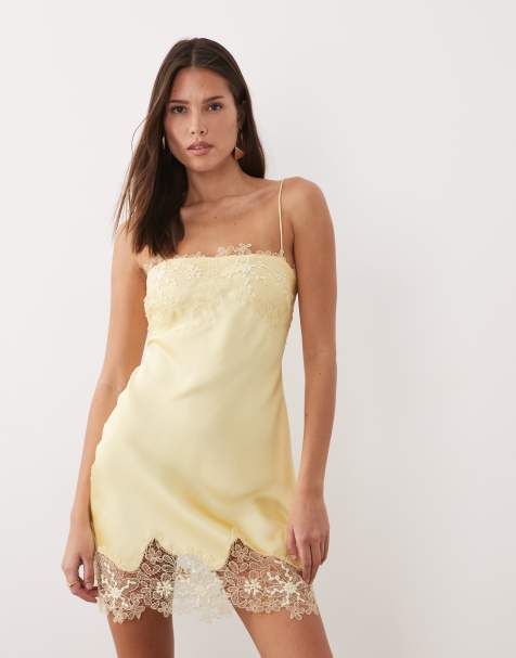 ASOS DESIGN - Kærnemælksgul minikjole i satin med skråsnit og blondeapplikationer - view 1