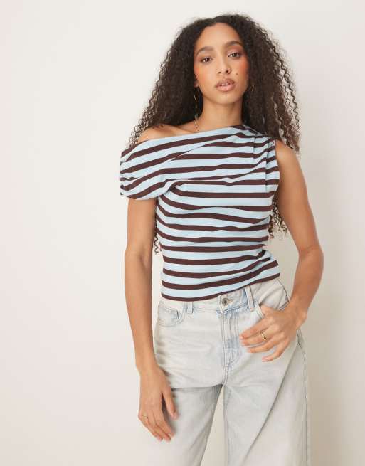 ASOS DESIGN – Krótka bluzka z odsłoniętymi ramionami i marszczeniem w brązowo-niebieskie paski