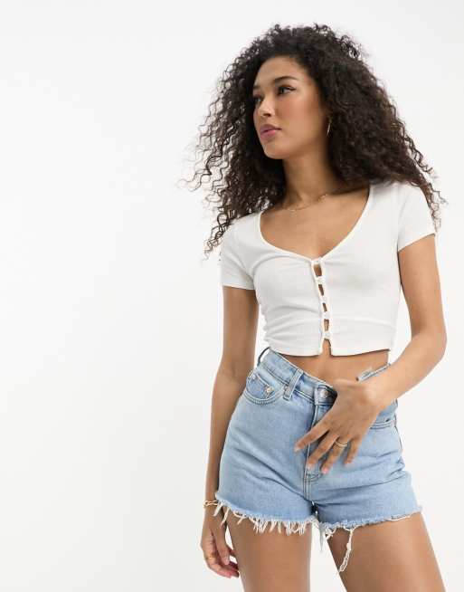 ASOS DESIGN – Krótka prążkowana koszulka z dekoltem w kształcie litery V i zapięciem na guziki 