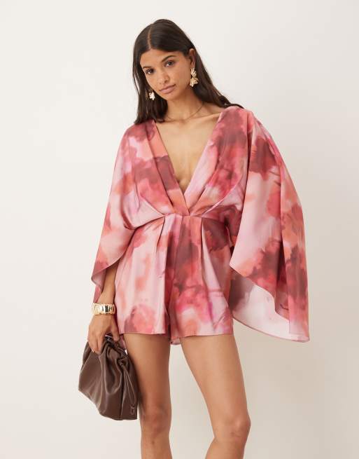 ASOS DESIGN – Krótki kombinezon z obszernymi rękawami i głębokim dekoltem w rozmyty kwiatowy wzór