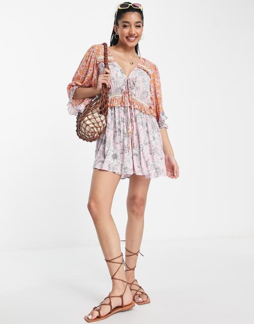 ASOS DESIGN – Krótki kombinezon z wiązaniem z przodu, koronkową wstawką i mieszanym wzorem w kwiaty