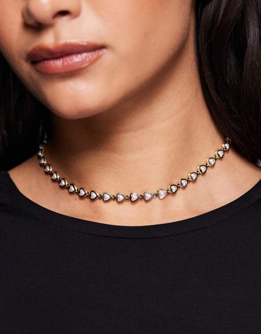 ASOS DESIGN – Krótki naszyjnik w kolorze złota z małymi serduszkami i sztucznymi perełkami