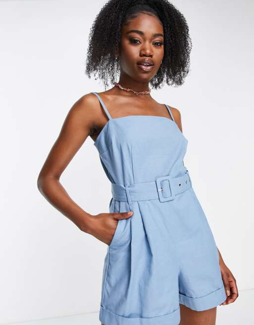 ASOS DESIGN – Krótki niebieski kombinezon na ramiączkach z klamrą