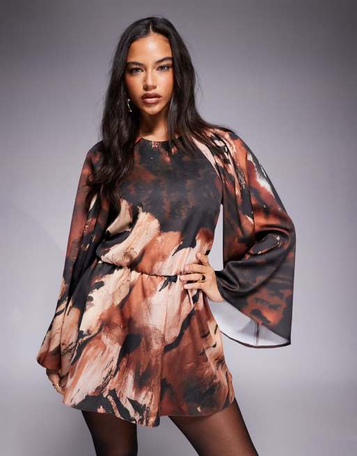 ASOS DESIGN – Krótki satynowy kombinezon z długimi rękawami i zabudowanym dekoltem w ciemny abstrakcyjny wzór