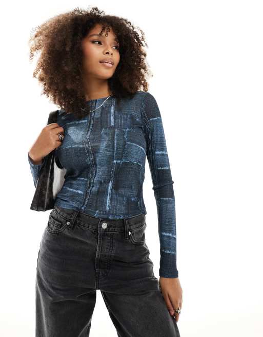 ASOS DESIGN – Krótki siateczkowy T-shirt z długim rękawem w niebieski patchworkowy wzór z jeansowym motywem
