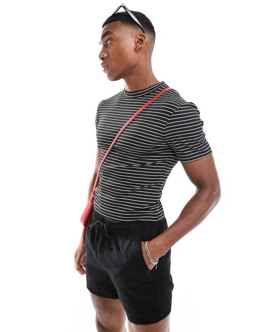 ASOS DESIGN – Krótki T-shirt o kroju podkreślającym sylwetkę w prążki