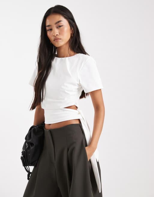ASOS DESIGN – Krótki T-shirt z poduszkami na ramionach i wiązaniem w talii w kolorze kości słoniowej
