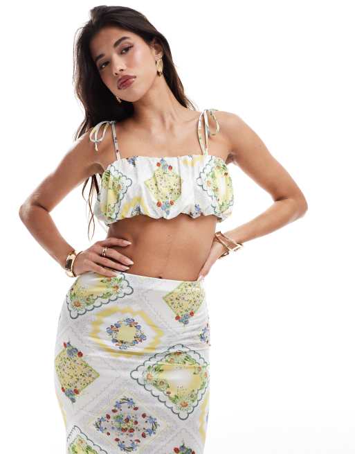 ASOS DESIGN – Krótki top na ramiączkach z marszczeniem z satynowego diagonalu w kafelkowy wzór, część zestawu