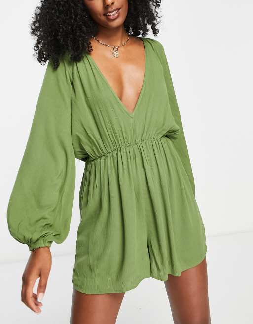 ASOS DESIGN – Krótki zwiewny kombinezon plażowy z głębokim dekoltem z marszczonego materiału w kolorze khaki