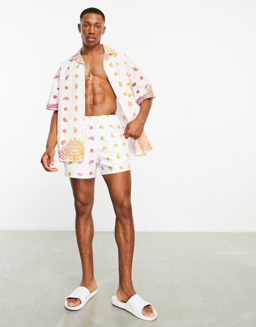 ASOS DESIGN – Krótkie szorty kąpielowe w tęczowy wzór w stylu bandany, część zestawu