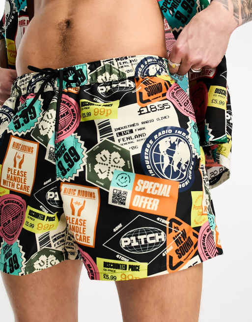 ASOS DESIGN – Krótkie szorty kąpielowe we wzór w naklejki, część zestawu