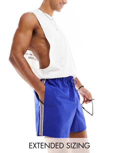 ASOS DESIGN – Krótkie szorty kąpielowe z czarno-czerwonymi paskami po bokach - view 1